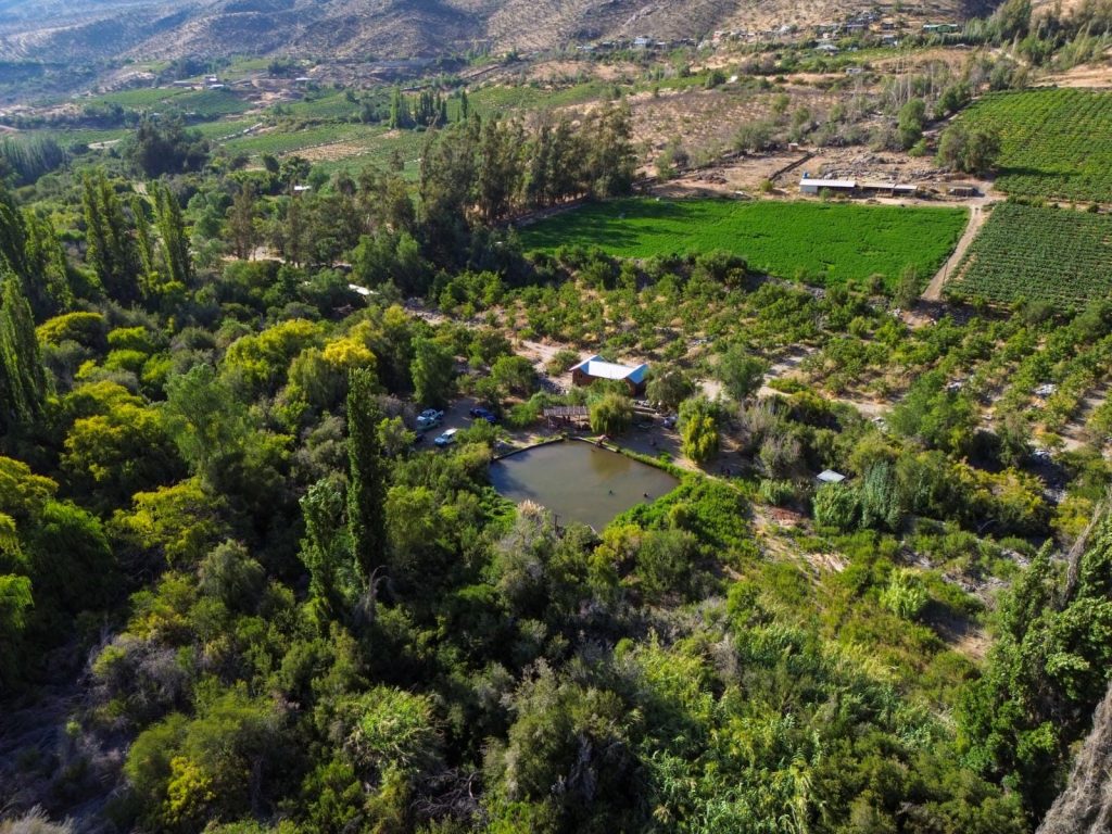 Vista aérea del camping, la laguna y el valle