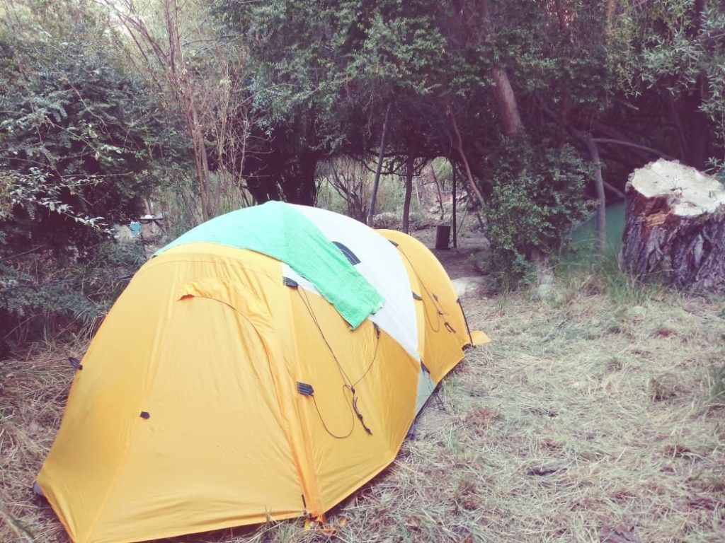 Carpa armada en un sitio del camping